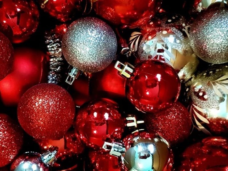 The meaning of different colors of glass ornaments