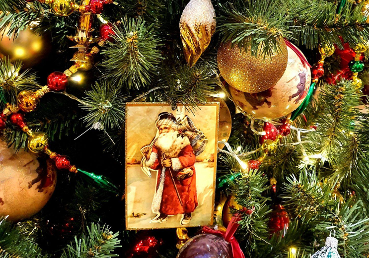 The Importance of a Flocked Tree: The King of Christmas Trees for Family Unity